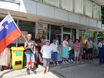 Črni Vrh nad Idrijo, bencinski servis Petrol, protest ob zaprtju / Foto: Nata&scaron;a Bucik Ozebek