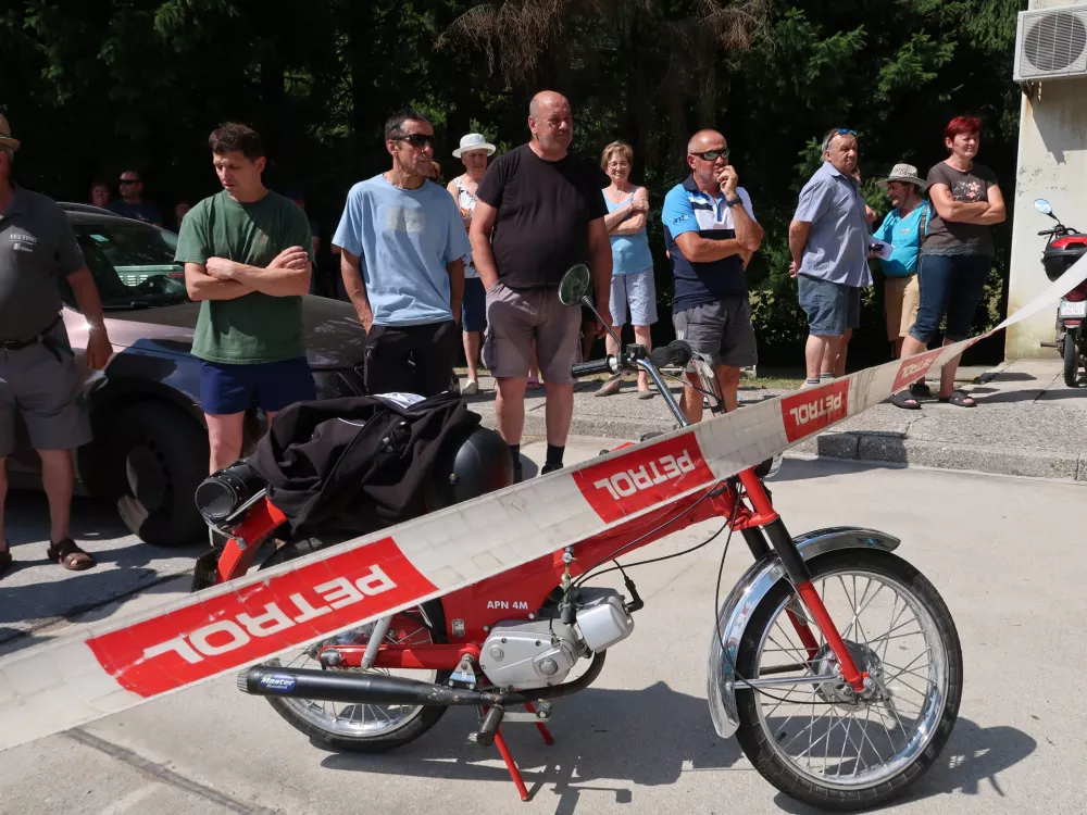 Črni Vrh nad Idrijo, bencinski servis Petrol, protest ob zaprtju / Foto: Nata&scaron;a Bucik Ozebek