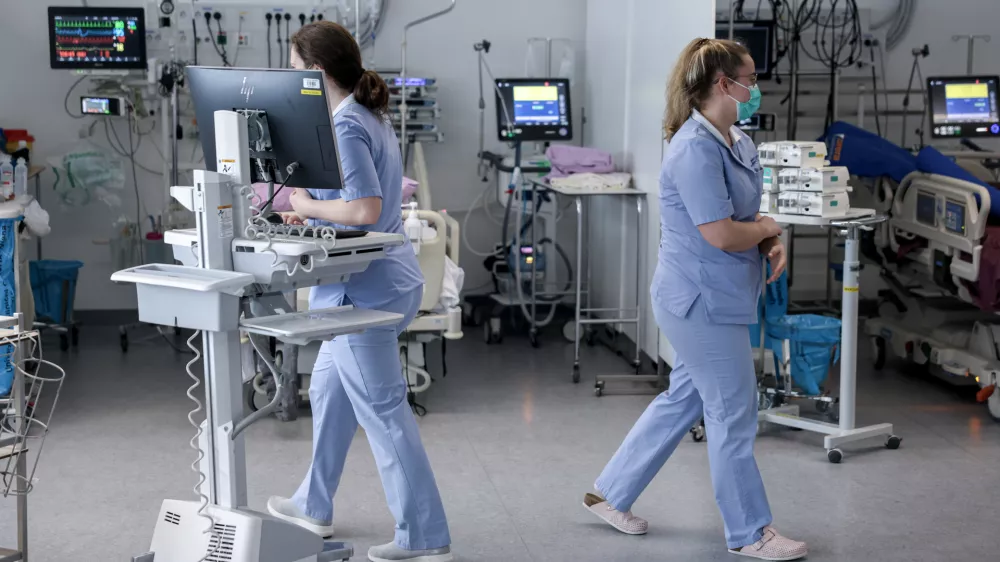 - simbolična fotografija - zdravstvo, zdravnik, medicinska sestra, medicinsko osebje, pacient, bolnica, bolni&scaron;nica- 12.03.2025 - ministrica za zdravje Valentina Prevolnik Rupel si je na delovnem obisku v Univerzitetnem kliničnem centru (UKC) ogledala tekoče investicije//FOTO: Jaka Gasar / Foto: Jaka Gasar