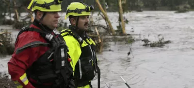 CORRECTS DAY - Kerrville Fire Department first responders scan the banks of the Guadalupe River for individuals swept away by flooding in Ingram, Texas, Friday, July 4, 2025. (Michel Fortier/The San Antonio Express-News via AP)