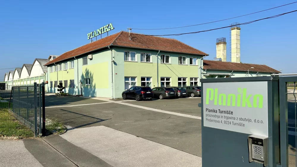 Turnisce.Podjetje Planika iz Turnisca je tik pred izvedbo pomembne investicije. Na obmocju tovarne v Turniscu bodo do konca leta izgradili novo trgovino, kjer bodo na vec kot 300 kvadratnih metrih prodajali pohodnisko obutev. Vrednost investicije je ocenjena na 1,5 milijona evrov, gradbena dela pa bodo stekla se v tem mesecu.Foto: Planika