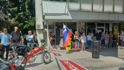 Petrol, zaprtje bencinskega servisa, protest krajanov, Črni vrh nad Idrijo. Foto: Nata&scaron;a Bucik Ozebek