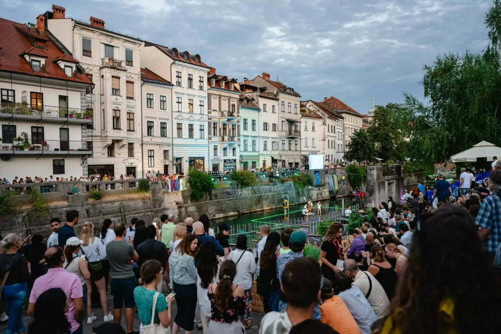 Odbojka na Ljubljanici. Foto: Nik Bertoncelj
