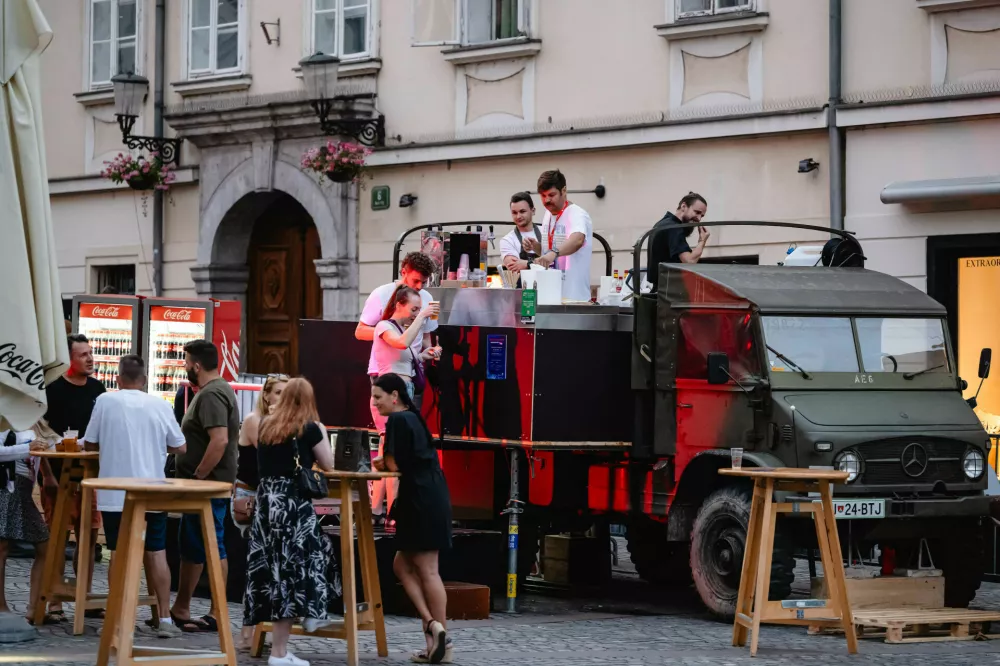 Odbojka na Ljubljanici. Foto: Nik Bertoncelj