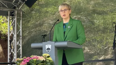 Gornji Suhor pri Vinici.Slovesnost ob dnevu slovensko-britanskega prijateljstva v spomin na 80. obletnico padca bombnika B 24 Liberator VI v Gornjem Suhorju pri Vinici, ki so se je udelezili predsednica republike Natasa Pirc Musar, veleposlanica Zdruzenega kraljestva Velike Britanije in Severne Irske Victoria Harrison, generalmajor Simon Edwards in zupan Obcine Crnomelj Andrej Kavsek.