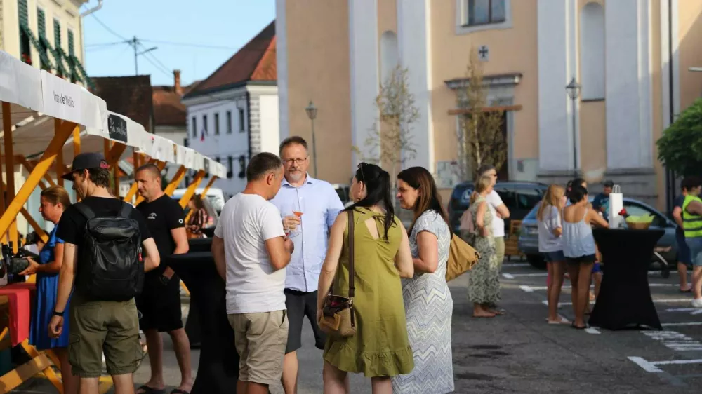 Mestni trg v Metliki se je prelevil v živahno prizori&scaron;če uličnega praznovanja. F Zavod Metlika
