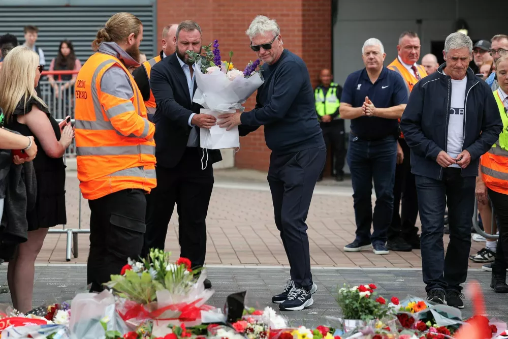 Everton manager David Moyes, pays his respects outside Anfield Stadium, on the day of the funeral of Liverpool soccer player Diogo Jota in Portugal, in Liverpool, Britain, July 5, 2025. REUTERS/Temilade Adelaja