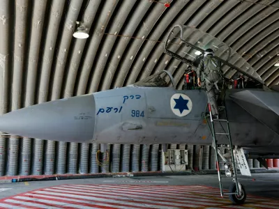 An Israeli fighter pilot climbs a ladder to get in an F-15, at Tel Nof Airbase, Israel July 3, 2025. REUTERS/Amir Cohen   TPX IMAGES OF THE DAY / Foto: Amir Cohen