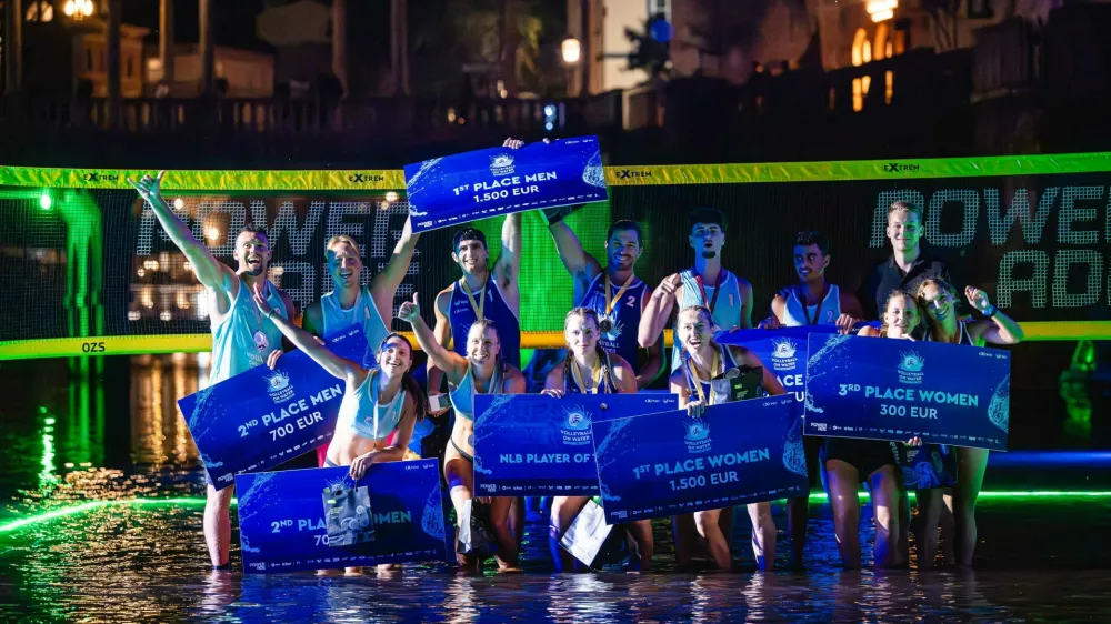 Glavno zgodbo Odbojke na vodi (Volleyball on Water) so spet spisali &scaron;portniki, ki so se v turnirju na izpadanje pomerili na atraktivnem osvetljenem odru, ki lebdi v Ljubljanici.  Foto: Nik Bertoncelj