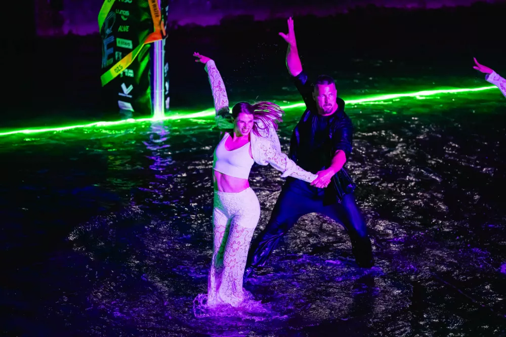 Nočni spektakel je popestril Miha Kru&scaron;ič s plesalci studi pro Danes z zgodbo o Povodnem možu.  Foto: Nik Bertoncelj