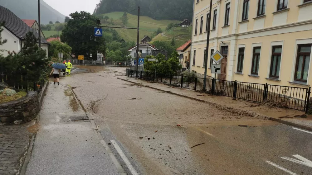 Vitanje.Obcino Vitanje je prizadelo mocno neurje, ki je povzrocilo obsezno skodo. Obilne padavine so sprozile zemeljske plazove, ki so odnesli dele cest. Dostop do domov nekaterih obcanov ostaja onemogocen. Poplavilo je tudi novozgrajeni sportni park, prostore novega vrtca in solsko kuhinjo.Foto: Obcina Vitanje