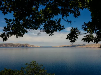 - Cestni odsek med Bakrom in Senjom s pogledom na otok Krk in otok Rab.- Hrva&scaron;ka,- 26.05.2025. - Reportaža o Jadranski magistrali ob 60. obletnici izgradnje in 70. obletnici začetka gradnje.- Jadranska magistrala, cesta, hrva&scaron;ka obala.OPOMBA: ZA OBJAVO V OBJEKTIVU!//FOTO: Bojan Velikonja