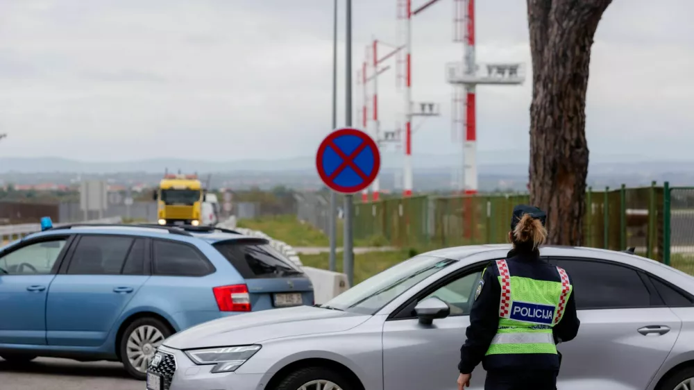 21.04.2022., Zemunik - Zemunik Donji - Danas oko 12.04 sati na zupanijskoj cesti ZC-422 kod podvoznjaka u Donjem Zemuniku dogodila se prometna nesreca s poginulim osobama u kojoj su, sudjelovali osobni i teretni automobil Photo: Sime Zelic/PIXSELL