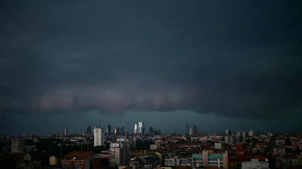 A shelf cloud looms over the skyline during a severe storm in Milan, Italy, July 6, 2025. REUTERS/Daniele Mascolo