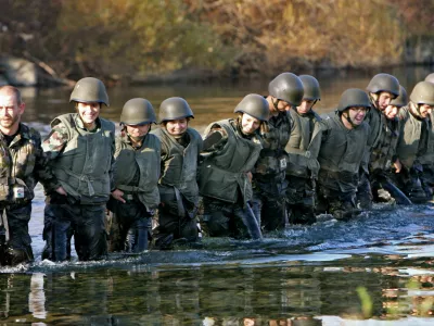 - reka Vipava - terensko usposabljanje vojakov prostovoljcev - - pripadniki generacije vojakov prostovoljcev, ki so na služenju v Vipavi, so se spopadli z mrzlo in precej deročo reko Vipavo- 13.11.2015 - Slovenska vojska (SV) - Ve&scaron;činski center Vipava - prostovoljno služenje voja&scaron;kega roka - vojak prostovoljec - vojak na prostovoljnem služenju voja&scaron;kega roka - //FOTO: Tomaž SkaleOPOMBA: ZA OBJAVO V PRILOGI &ndash; DNEVNIKOV OBJEKTIV - REPORTAŽA 2015 / Foto: Tomaž Skale
