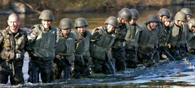 - reka Vipava - terensko usposabljanje vojakov prostovoljcev - - pripadniki generacije vojakov prostovoljcev, ki so na služenju v Vipavi, so se spopadli z mrzlo in precej deročo reko Vipavo- 13.11.2015 - Slovenska vojska (SV) - Veščinski center Vipava - prostovoljno služenje vojaškega roka - vojak prostovoljec - vojak na prostovoljnem služenju vojaškega roka - //FOTO: Tomaž SkaleOPOMBA: ZA OBJAVO V PRILOGI – DNEVNIKOV OBJEKTIV - REPORTAŽA 2015 / Foto: Tomaž Skale