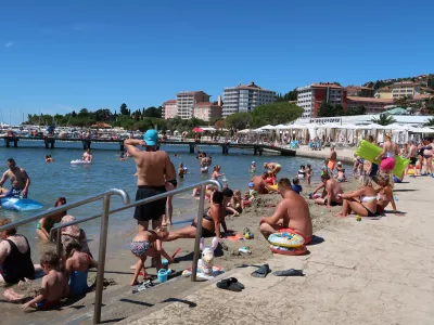 Portorož, poletna sezona 2020, slovenska obala, plaža, kopalci, centralna porotoro&scaron;ka plaža