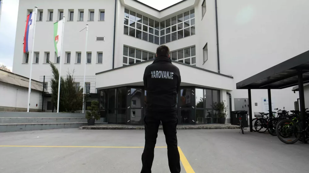 Varnostnika sta obiskovalcu koncerta po&scaron;kodovala ramo