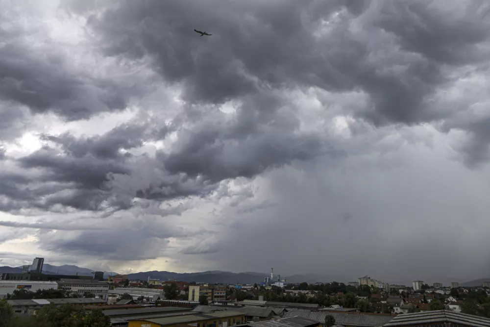 - 08.06.2023 - nevihtni oblaki nad Ljubljano, nevihta, dež, oranžni alarm. močnej&scaron;i naliv, neurje //FOTO: Luka Cjuha
