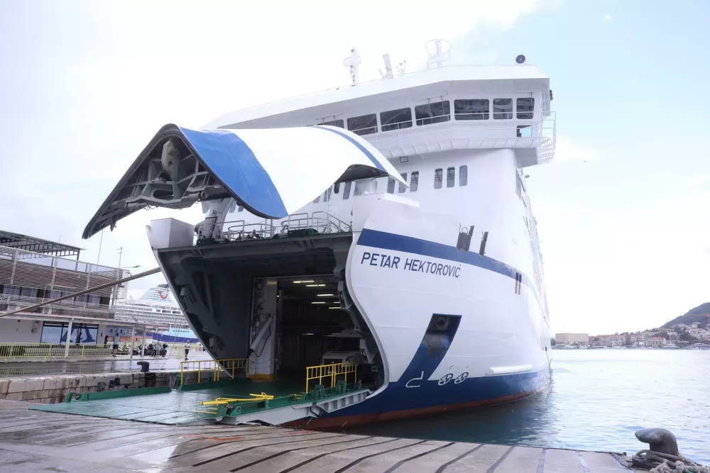 08.07.2025., Split - Jadrolinijev trajekt "Petar Hektorovic", koji plovi na liniji Split - Hvar, zbog jakog nevremena izgubio je kontrolu i udario u gat Sv. Duje. U tom sudaru prignjecio je nekoliko drvenih turistickih brodova koji su bili privezani uz gat, a jedan od njih je i potonuo. Photo: Ivo Cagalj/PIXSELL