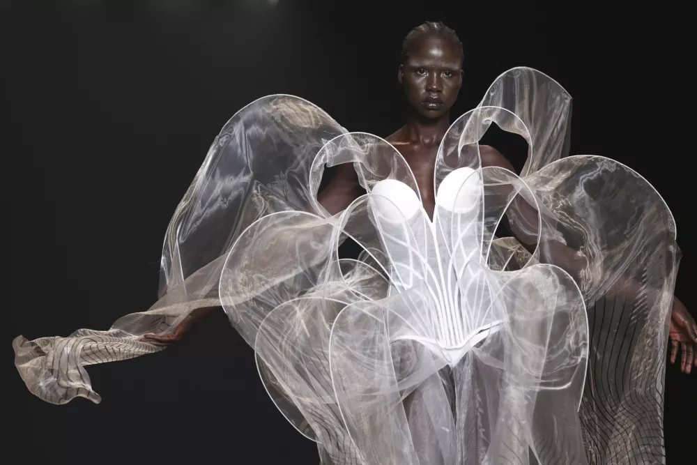 A model wears a creation as part of the Iris van Herpen Fall-Winter 2025/26 Haute Couture collection presented Monday, July 7, 2025, in Paris. (AP Photo/Tom Nicholson)