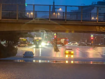 zalit podvoz Celov&scaron;ka cesta- 15.09.2022 - Močno deževje in poplave v Ljubljani - neurje - meteorna voda je zalila več garaž, podhodov, kletnih in stanovanjskih prostorov, skladi&scaron;č in poslovnih prostorov, pa tudi prostore osnovne &scaron;ole in vrtca, lekarne ter Narodno galerijo.Foto: Luka Cjuha