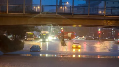 zalit podvoz Celov&scaron;ka cesta- 15.09.2022 - Močno deževje in poplave v Ljubljani - neurje - meteorna voda je zalila več garaž, podhodov, kletnih in stanovanjskih prostorov, skladi&scaron;č in poslovnih prostorov, pa tudi prostore osnovne &scaron;ole in vrtca, lekarne ter Narodno galerijo.Foto: Luka Cjuha