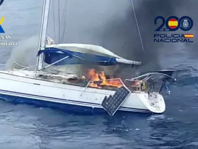 Ko sta opazila policijo, sta tihotapca na jadrnici, s katero sta tihotapila kokain, zanetila ogenj in jo potopila. 