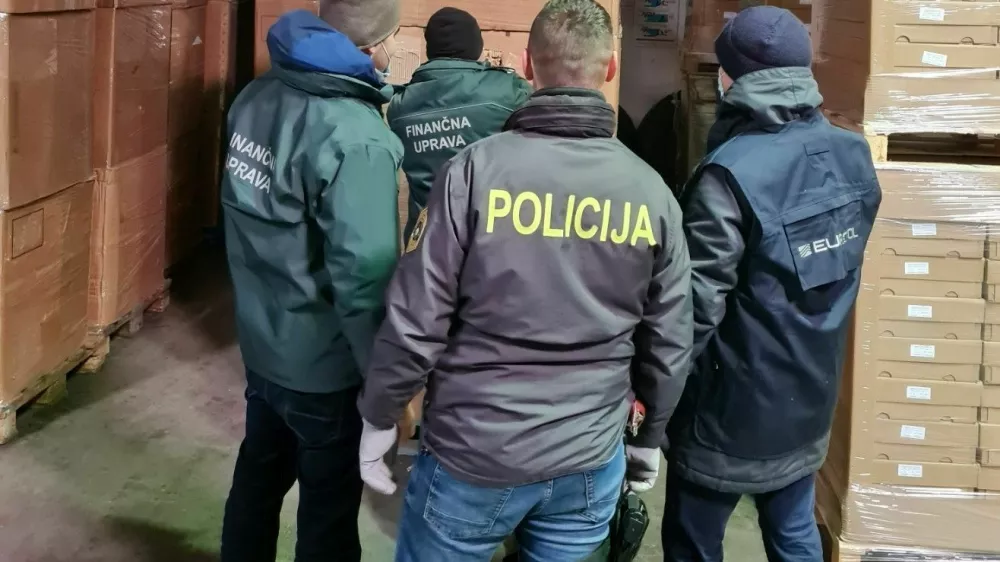 Slovenski policiji in Fursu so v eni najobsežnej&scaron;ih akcij pri nas priskočili na pomoč tudi francoski policisti in Europol.