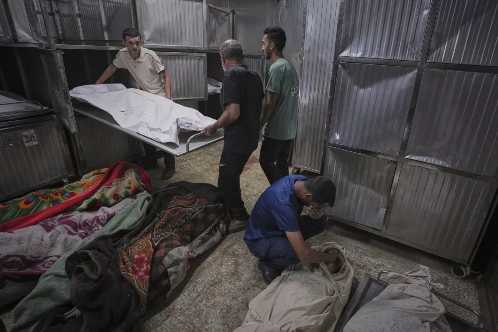 The bodies of Palestinians killed while on their way to an aid distribution center are prepared for burial at the morgue of Shifa Hospital in Gaza City, Thursday, July 3, 2025. (AP Photo/Jehad Alshrafi) / Foto: Jehad Alshrafi