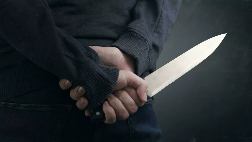 Medtem ko je Helle Christensen ležala na postelji, je njen partner zagrabil nož in ji prerezal grlo. Foto: Reuters