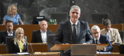 Ljubljana, DZ.Nadaljevanje seje DZ, na kateri so poslanci na predlog opozicije obravnavali interpelacijo ministra za notranje zadeve Bostjana Poklukarja.Minister za notranje zadeve Bostjan Poklukar.