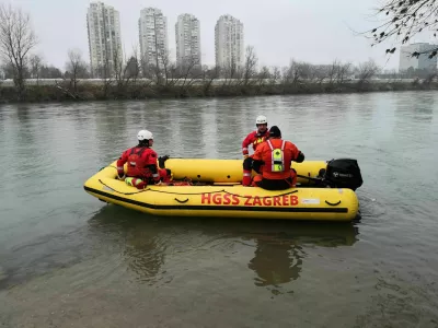 V reki Sava v Zagrebu i&scaron;čejo deklico. 