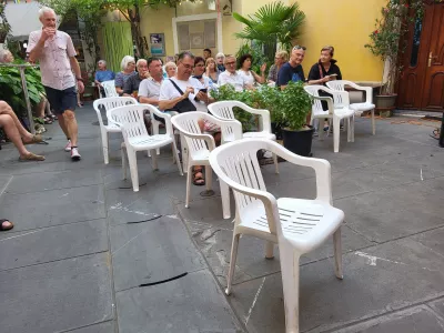 plastični stol, Izola / Foto: Katja Gle&scaron;čič 