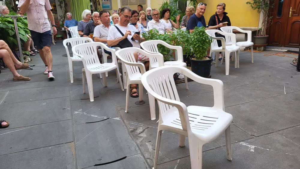 plastični stol, Izola / Foto: Katja Gle&scaron;čič 