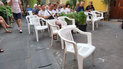 plastični stol, Izola / Foto: Katja Gle&scaron;čič 