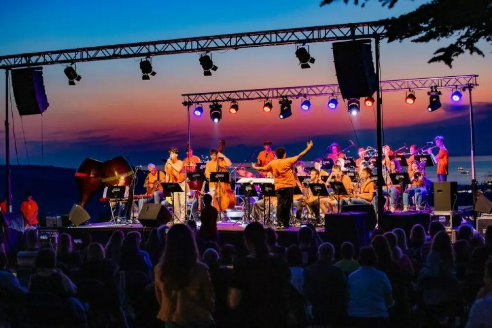 Zgrabi Zvok Big Band, ki ga vodi Sandi &Scaron;tor, bo nocoj ob 19. uri v Marezigah otvoril jubilejni MareziJazz, mednarodni festival jazzovskih orkestrov. F arhiv festivala