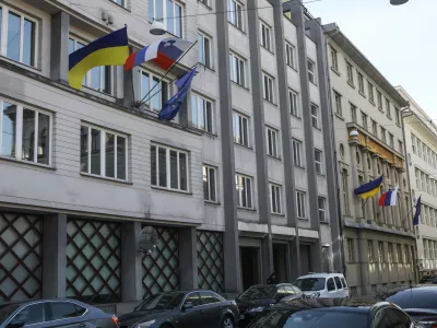 - 24.02.2022 &ndash; Vlada Republike Slovenije - izobe&scaron;ena ukrajinska zastava na zgradbi slovenske vlade v znak solidarnosti z Ukrajino - voja&scaron;ka agresija Rusije na Ukrajino - vojna v Ukrajini   //FOTO: Luka Cjuha.