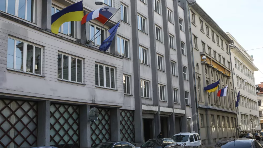 - 24.02.2022 &ndash; Vlada Republike Slovenije - izobe&scaron;ena ukrajinska zastava na zgradbi slovenske vlade v znak solidarnosti z Ukrajino - voja&scaron;ka agresija Rusije na Ukrajino - vojna v Ukrajini   //FOTO: Luka Cjuha.