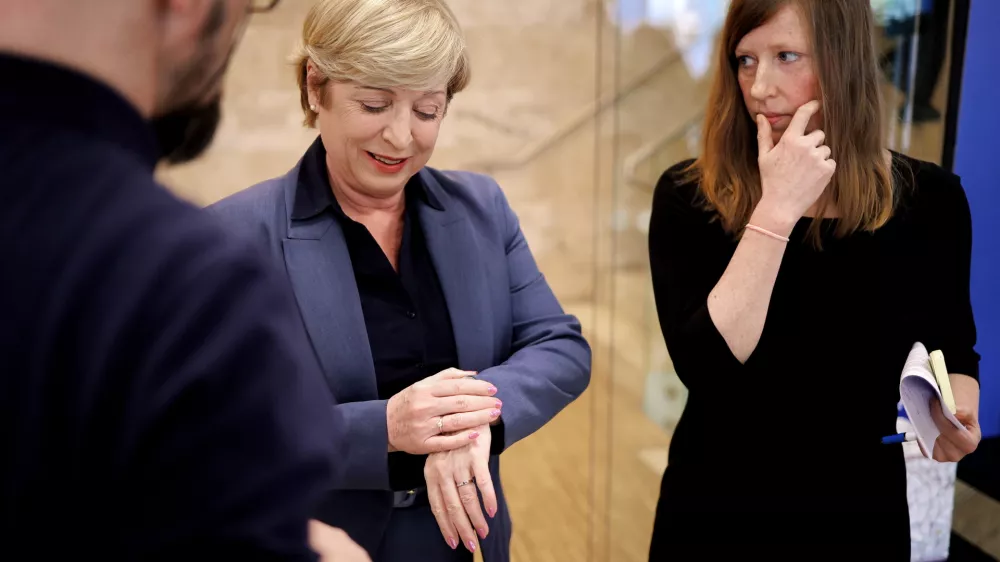 Ljubljana, Hisa EU.Novinarska konferenca ob zakljucku misije poslanske skupine Evropske ljudske stranke v Sloveniji.Evropska poslanka SDS/EPP Romana Tomc.