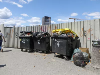 Na ljubljanski postaji: Prenatrpani zabojniki in neprijetne vonjave