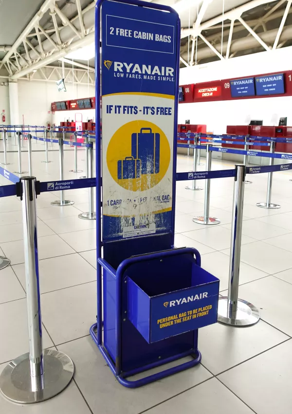 &raquo;Če se prilega, je brezplačno&laquo;: za prtljago, ki se ne prilega Ryanairovi napravi za merjenje velikosti prtljage, mora potnik plačati. / Foto: iStock