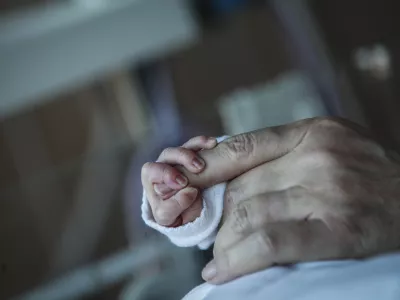 - 2.12.2013 - Pediatrična klinika UKC v Ljubljani - Klinični oddelek za neonatologijo ob 60-letnici delovanja, kjer sprejemajo novorojenčke iz vseh slovenskih porodni&scaron;nic, usmerjeni pa so v specialno diagnostiko bolnih novorojenčkov in nedono&scaron;enčkov.      //FOTO: Luka Cjuha