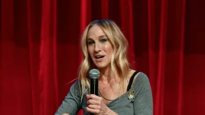2R44HJ2 Sarah Jessica Parker attends the US Book Show at the NYU Kimmel Center on May 24, 2033 in New York City.