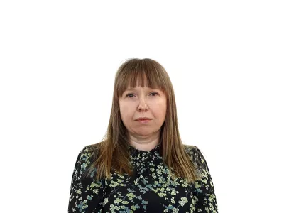 Nina KnavsZA ONLINE - Redakcija Dnevnik 2024 - portreti za komentarje in kolumne - kolumnisti - komentatorji &ndash; novinarji - portret //FOTO: Luka Cjuha