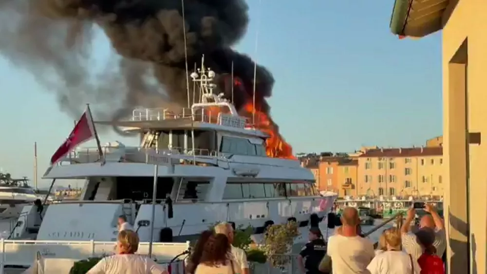 A grab taken from a video footage obtained on July 10, 2025 shows a 41-metre luxury yacht on fire in the evening in the port of Saint-Tropez. The superyacht Sea Lady II was still burning after midnight, according to firefighters who set up a pollution barrier.,Image: 1020749387, License: Rights-managed, Restrictions: RESTRICTED TO EDITORIAL USE &ndash; MANDATORY CREDIT &laquo; AFP PHOTO / @GoatyG &raquo; - NO MARKETING NO ADVERTISING CAMPAIGNS &ndash; DISTRIBUTED AS A SERVICE TO CLIENTS [ NO ARCHIVE ], ***HANDOUT image or SOCIAL MEDIA IMAGE or FILMSTILL for EDITORIAL USE ONLY! * Please note: Fees charged by Profimedia are for the Profimedia's services only, and do not, nor are they intended to, convey to the user any ownership of Copyright or License in the material. Profimedia does not claim any ownership including but not limited to Copyright or License in the attached material. By publishing this material you (the user) expressly agree to indemnify and to hold Profimedia and its directors, shareholders and employees harmless from any loss, claims, damages, demands, expenses (including legal fees), or any causes of action or allegation against Profimedia arising out of or connected in any way with publication of the material. Profimedia does not claim any copyright or license in the attached materials. Any downloading fees charged by Profimedia are for Profimedia's services only. * Handling Fee Only ***, Model Release: no / Foto: Profimedia