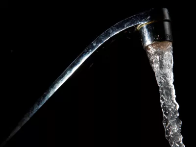 FILE PHOTO: Tap water comes out of a faucet in New York, June 14, 2009. REUTERS/Eric Thayer/File Photo