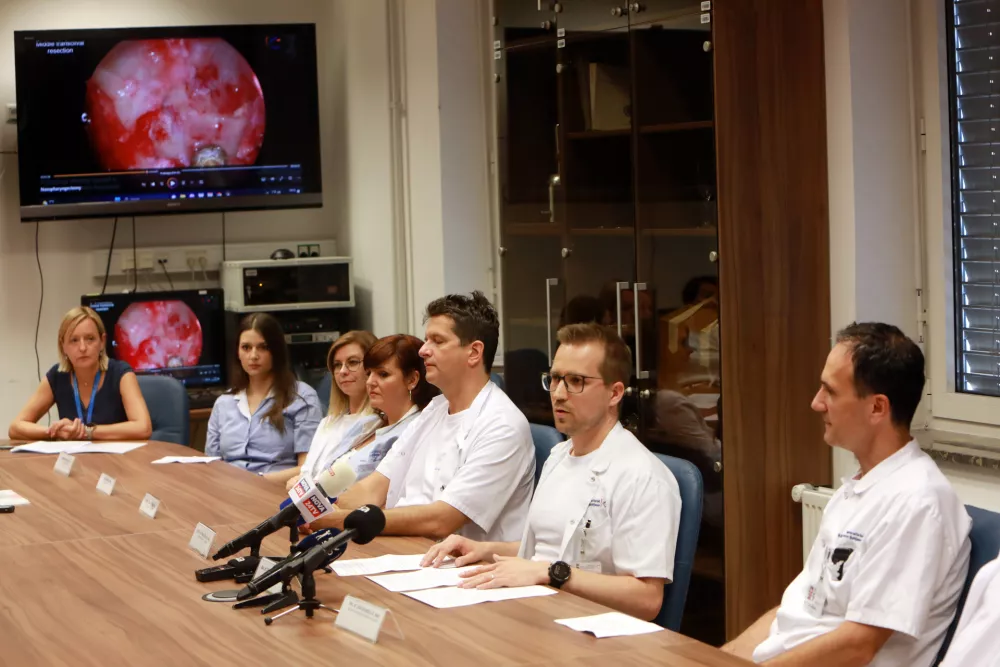 11.07.2025 - novinarska konferenca UKC Ljubljana in Onkolo&scaron;kega in&scaron;tituta Ljubljana, na kateri bodo predstavili prvo endoskopsko kirur&scaron;ko odstranitev raka nosnega dela žrela z rekonstrukcijo, ki so jo uspe&scaron;no izvedli kirurgi Klinike ORL UKC Ljubljana, sodelovali bodo specialista otorinolaringologa Domen Vozel in Jure Urbančič, glavna medicinska sestra ORL Klinike Polona Travnikar Pouh, predstojnik Klinike za ORL Robert &Scaron;ifrer in specialist onkologije z radioterapijo Gaber Plavc; Klinika za ORL, Foto: Tomaž Skale