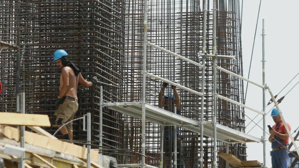 19.07.2024 - gradbi&scaron;če - Vilharjeva - Corwin - delo na vročini - vročina - FOTO: Luka Cjuha