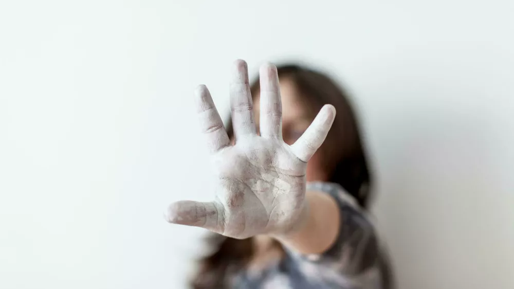 Dru&scaron;tvo SOS telefon v podporo žrtvam: o spolnem nasilju je skoraj nemogoče spregovoriti